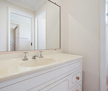 Well Presented & Ideally Located - Photo 6