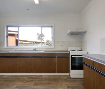 Recently updates & perfectly located in a quiet central street. - Photo 1