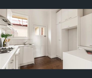 Period Hawthorn Grace with private yard - Photo 5