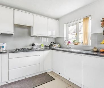 4 bedroom end of terrace house to rent - Photo 1