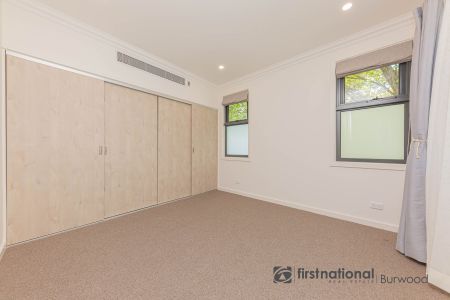 Stylish, Near-New Family Home with Premium Finishes in a Sought-After Location - Photo 3