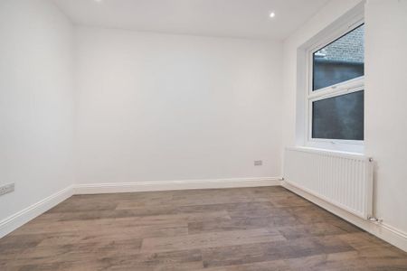 3 bedroom ground floor flat to rent - Photo 2