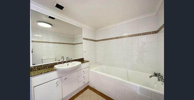 Spacious 2-bedroom apartment in the heart of Bondi Junction - Photo 1