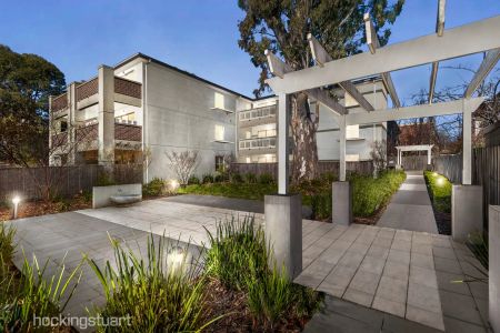 Ground Floor Apartment with Large Courtyard! - Photo 2