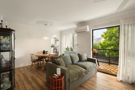 Modern, Light-Filled Apartment with Spacious Layout and Prime Hamilton Convenience - Photo 2