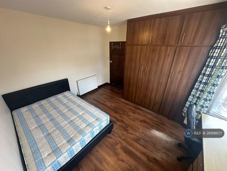 4 bedroom semi-detached house to rent - Photo 4