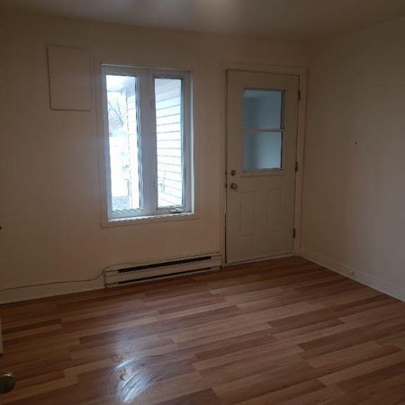 ✨ Grand 4 1/2 à louer – Centre-ville de Joliette ✨rue St-Viateur - Photo 3