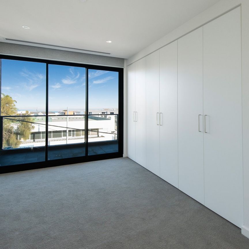 STUNNING SPACIOUS APARTMENT WITH BAY VIEWS - Photo 1