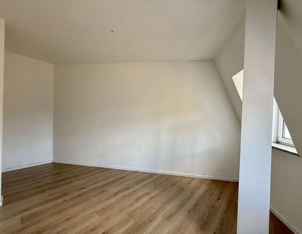 Lichtdurchflutete renovierte 2-Raumwohnung mit Stellplatz zu vermieten - Foto 1