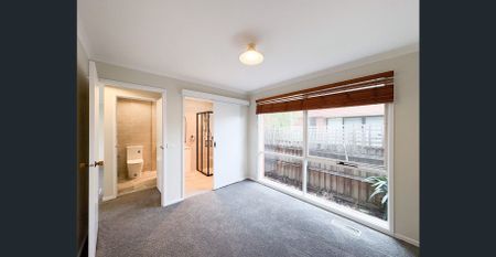 Modern 3-Bed Villa Near Monash Uni with Private Courtyard & Garage - Photo 5