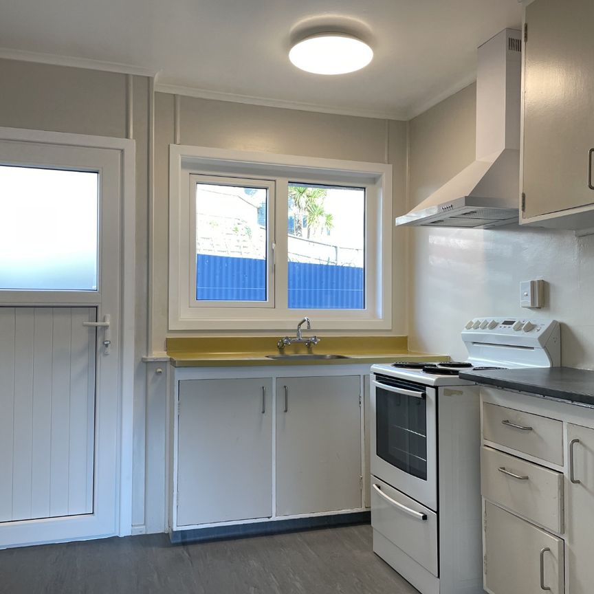 Quite & Cosy 2 Bedroom Home in Silverstream - Rent Negotiable - Photo 1