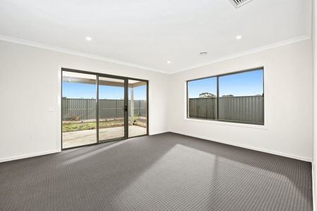 4 BEDROOM FAMILY HOME IN BOTANICA ESTATE - Photo 3