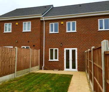 2 bedroom mews to rent - Photo 1