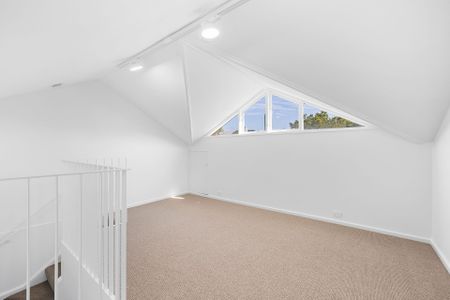 Spacious Renovated 3 Bedroom Townhouse in the Heart of Neutral Bay - Photo 3