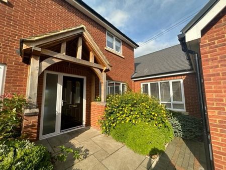 Available 5 Bed House - detached - Photo 5