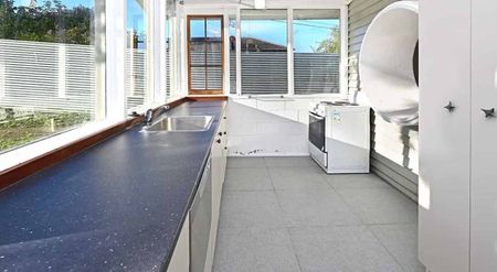 Large 6-Bedroom Home with Rumpus & Garage - Photo 2