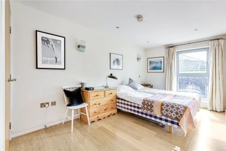 2 bedroom flat in London - Photo 2