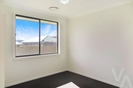 72 Sandpiper Circuit, Aberglasslyn NSW 2320 - House For Rent | Domain - Photo 4