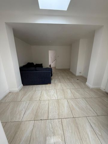 4 bedroom terraced house to rent - Photo 3