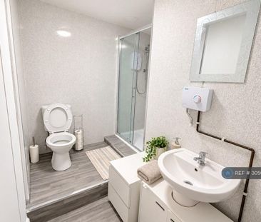 1 bedroom in a flat share to rent - Photo 3