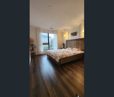 Stylish & Modern Townhouse | Prime Ringwood Location! - Photo 3