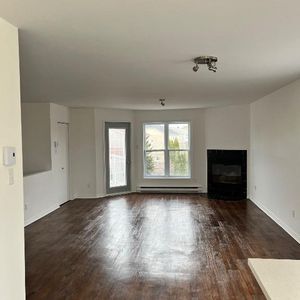 Très beau grand 5 1/2 à louer à St Jérôme très propre impeccable , pas d’animaux, 2 ème etage, 2 espace de stationnement, libre immédiatement, balcon - Photo 2