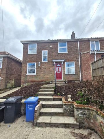 1 bedroom in a house share to rent - Photo 2