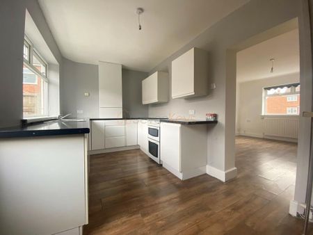 2 bedroom end of terrace house to rent - Photo 5