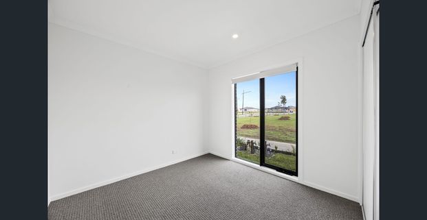 Spacious 4-Bedroom Townhouse - Photo 1