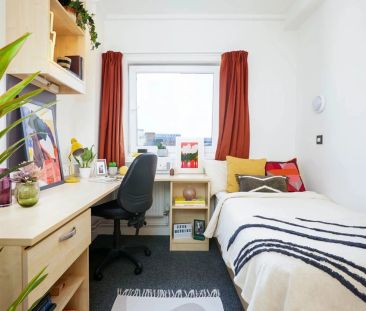 Large High Single Ensuite - Photo 6