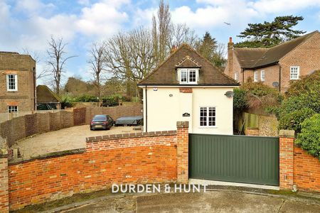 High Mead, Chigwell - Photo 4