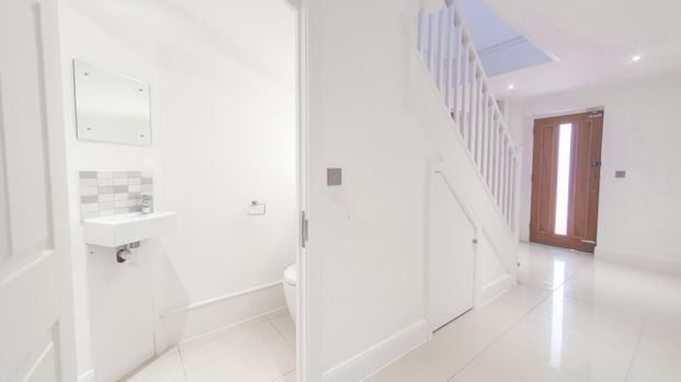 Picardy Close, Dobbs Weir, Hoddesdon - Photo 1