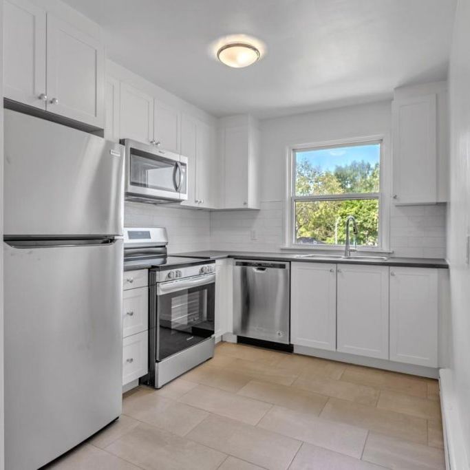 389-401 Yonge Street Apartments - Photo 1