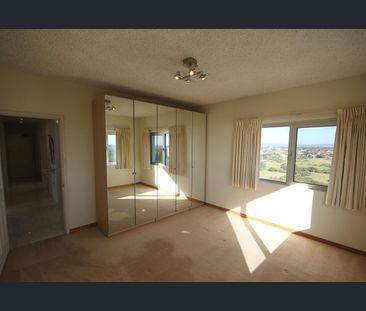 3 Bedrooms 1 bathroom Apartment with STUNNING VIEWS! - Photo 6