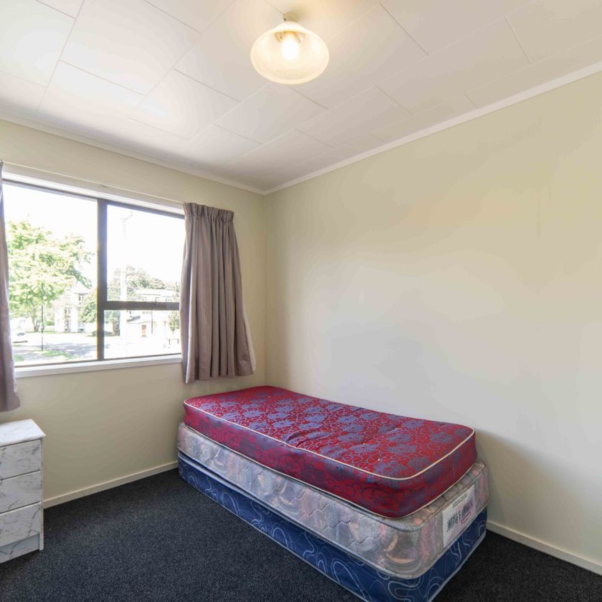 4 Bedroom Home Near the University - Modern & Comfortable - Photo 1