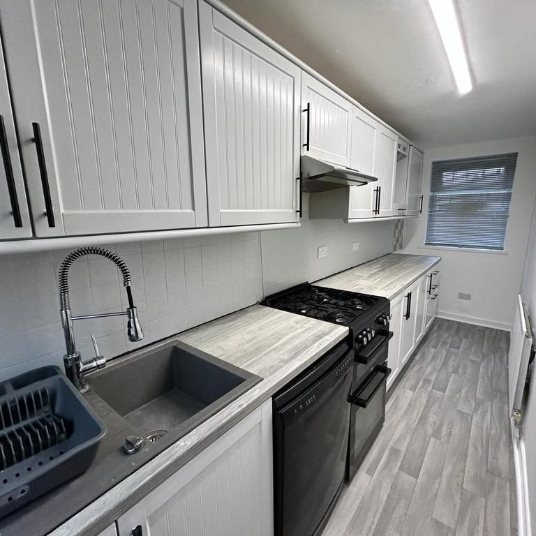 2 bedroom end of terrace house to rent - Photo 1