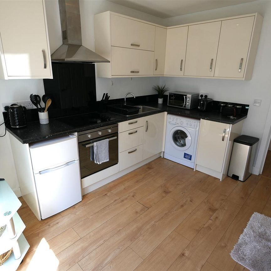 Flat 5, Woodside, Bournemouth BH1 - Photo 1