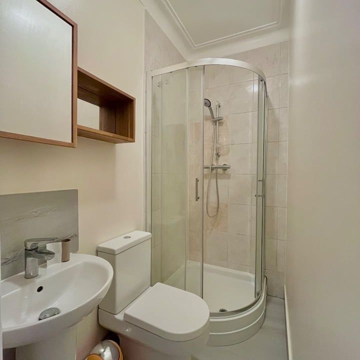 Studio Flat, Lo, W3 - Photo 1