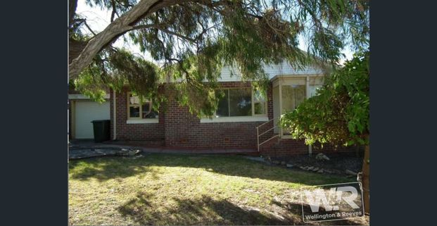 SPACIOUS 5 BEDROOM HOME WITH OCEAN VIEWS - Photo 1