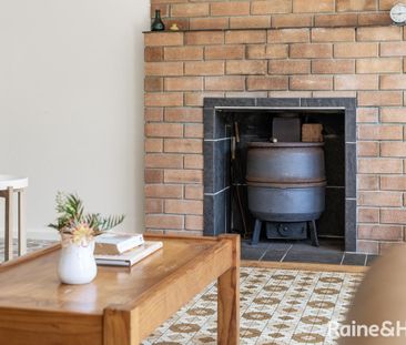 Charming Beach Cottage - A Short Stroll to Mollymook Beach! - Photo 3