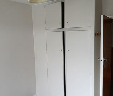 3 bed in Burwood, spacious living & new bathroom - Photo 6