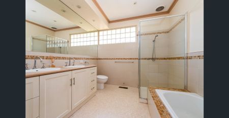 Elegant Family Living in a Prime Blackburn Location - Photo 2