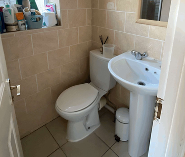 A Lovely Share in Cowley Room 6 - Photo 4