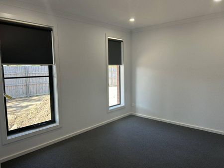 MODERN TOWNHOUSE - Photo 2