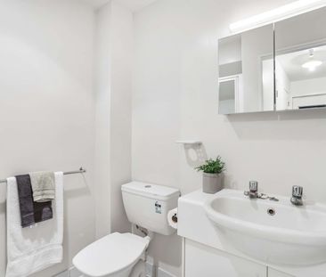 Contemporary Living and Urban Style - Photo 6