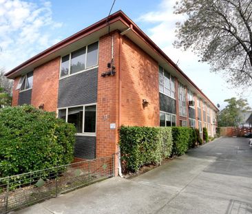 Spacious 2-Bedroom Ground Floor Apartment in Prime Location - Photo 2