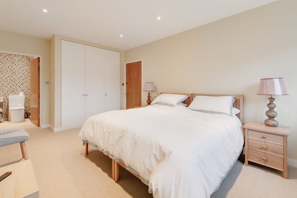 3 bedroom flat to rent - Photo 1