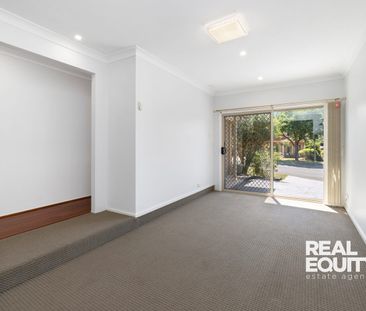 21 Barrington Court, Holsworthy, NSW 2173 - Photo 2