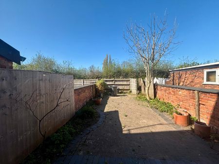 A three bedroom Mid Terraced House - Photo 5