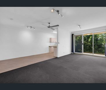 Neat 2 Bedroom Unit in Prime Location - Photo 4